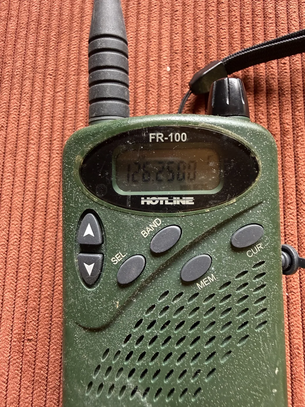 Hotline FR-100, récepteur VHF aviation vert, affichant 126,2500 MHz — la première radio d'élève de Fabian pour apprendre à décoder l'ATIS
